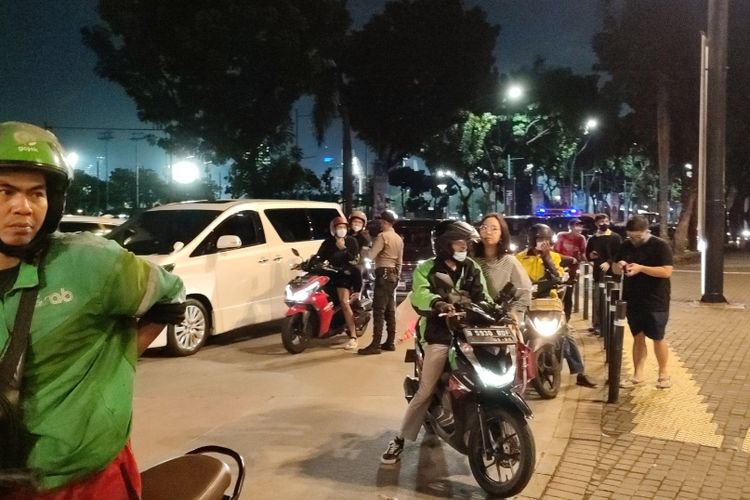 Sejumlah penonton konser musik Westlife terus berdatangan ke kawasan Gelora Bung Karno (GBK) pada Sabtu malam (11/2/2023) malam. 