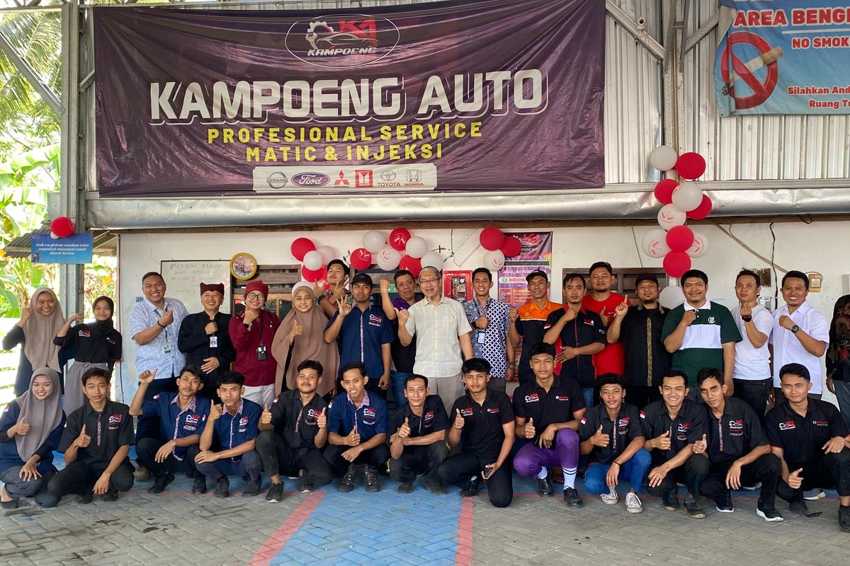 Rombongan dari Yayasan Dharma Bhakti Astra (YDBA) saat mengunjungi binaannya, UMKM Bengkel Kampoeng Auto di Dusun Sumberluhur, Tegaldlimo, Banyuwangi, Kamis (8/8/2024).