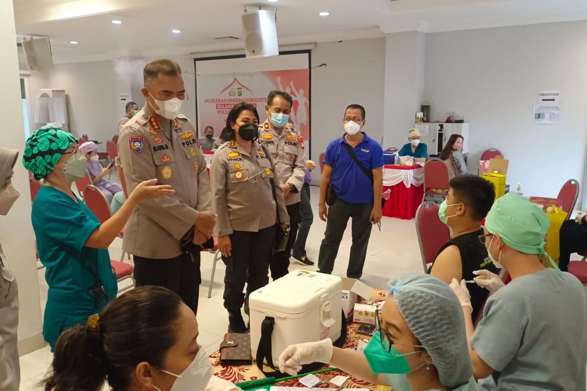 Suasana vaksinasi booster yang diselenggarakan Polda Metro Jaya di Gereja Santo Laurensius Serpong, Tangsel, Sabtu (23/4/2022)