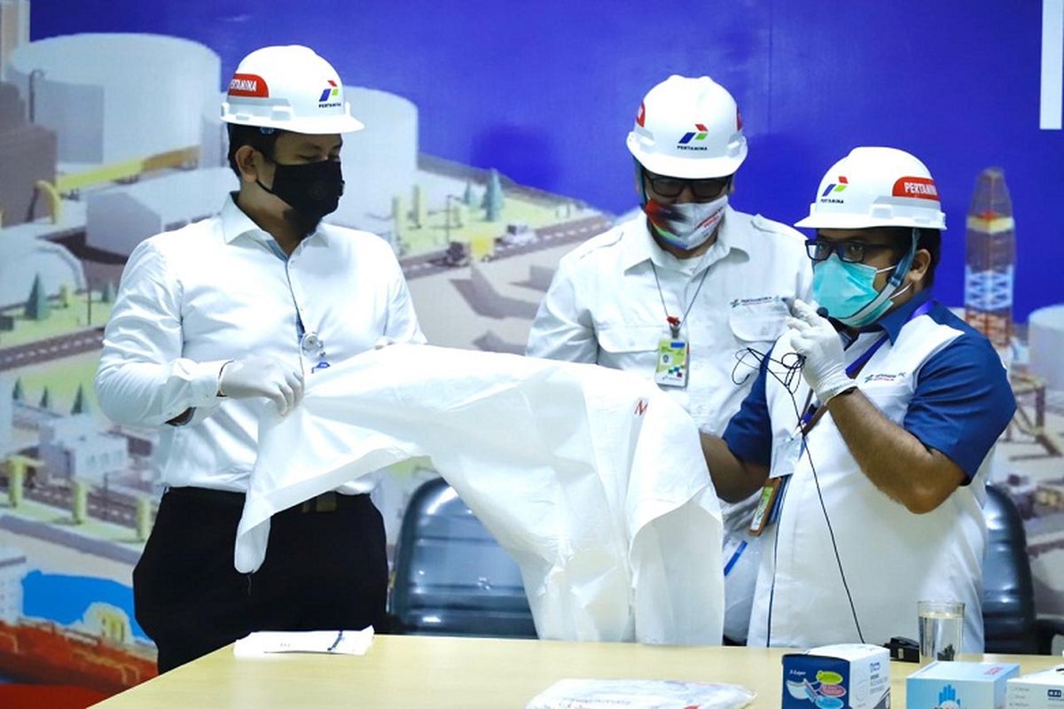 Tim Pertamina memperlihatkan Alat Pelindung Diri yang akan di salurkan 