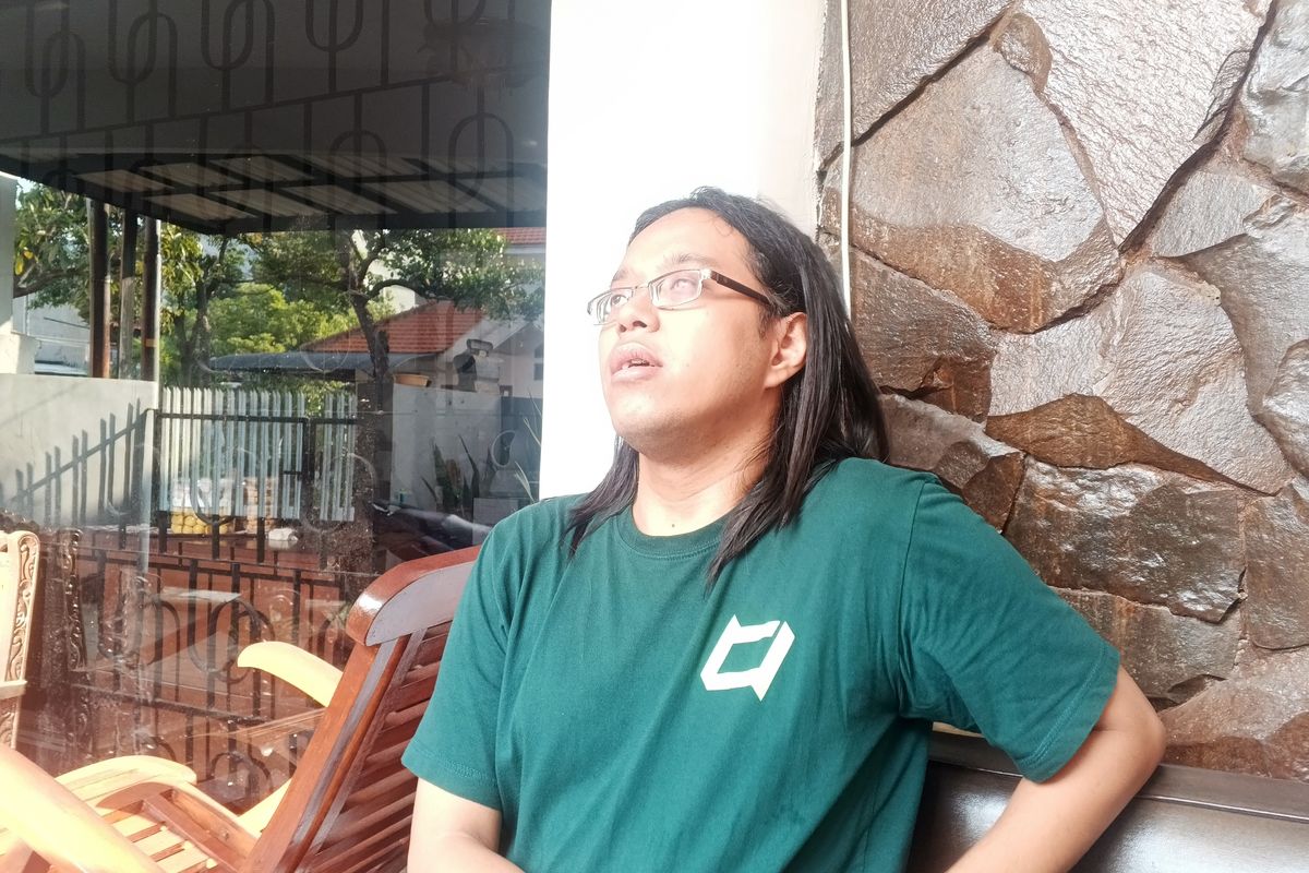 Hasib Rozi Pramana, seorang pekerja Quality Assurace di perusahaan edutech di Daerah Istimewa Yogyakarta saat membahas adopsi AI di lingkungan kerjanya di Surabaya, Minggu (15/3/2026).