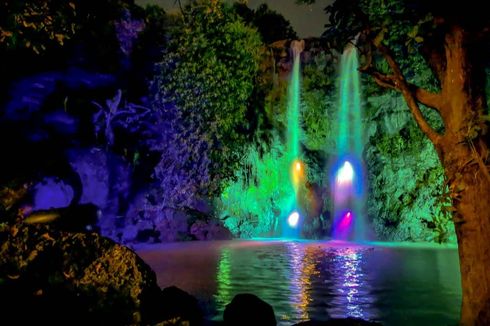 Dilihat Malam Hari, Air Terjun Ini Makin Eksotis dan Bercahaya