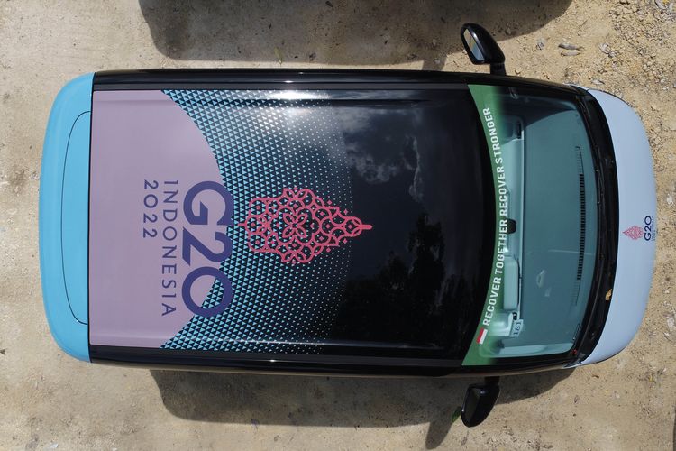 Mobil listrik Wuling Air ev dengan livery khusus KTT G20 di Bali