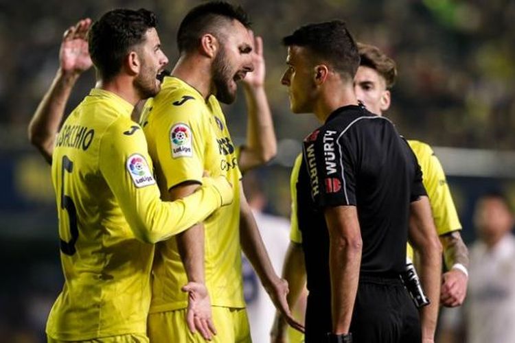 Bek Villarreal, Victor Ruiz (dua dari kiri) berbicara dengan wasit Jesus Gil Manzano pada pertandingan La Liga melawan Real Madrid, 26 Februari 2017.  