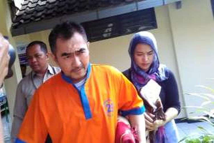 Gatot Brajamusti dan istrinya Dewi Aminah saat akan menjalani pemeriksaan di Ditres Narkoba Polda NTB, Selasa (18/10/2016).