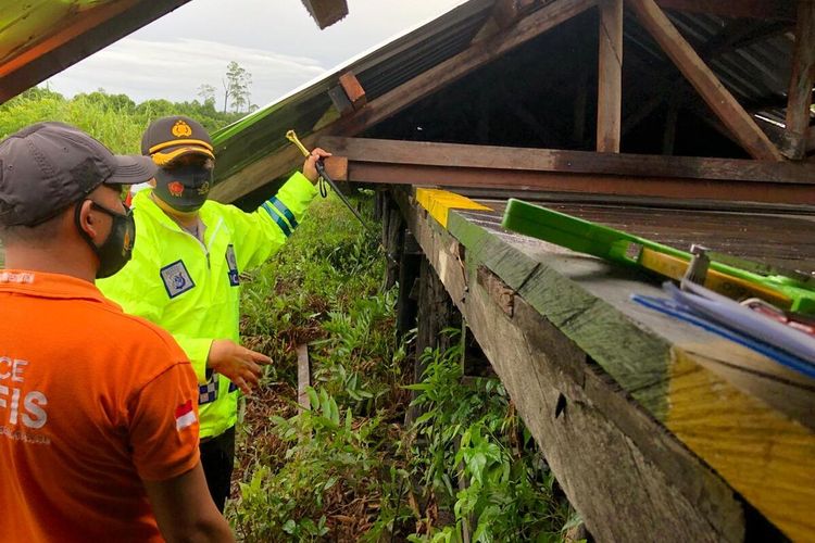 Kapolres Asmat Dhani Gumilar memimpin olah TKP robohnya atap koridor jalan menuju bangunan baru ruang tunggu Bandara Ewer yang menyebabkan seorang petugas bandara meninggal dunia, Selasa (17/11/2020).