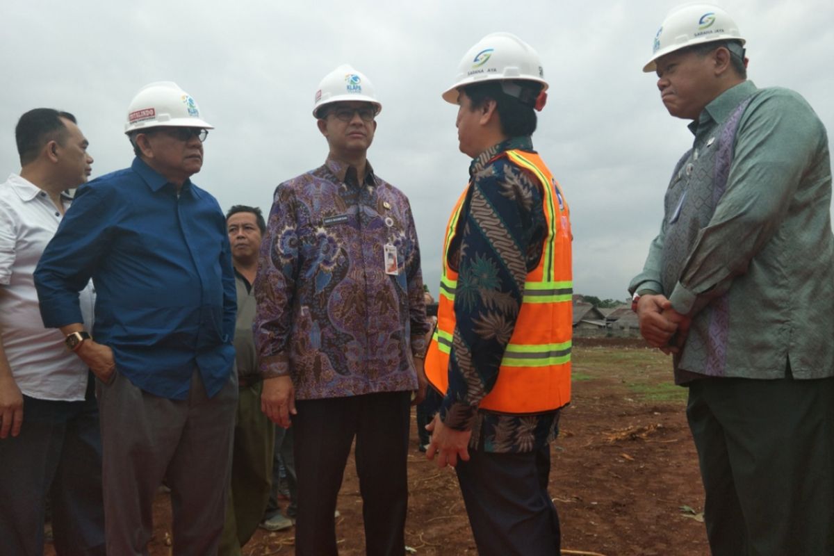 Gubernur DKI Jakarta, Anies Baswedan beserta jajarannya saat melakukan groundbreaking pembangunan rumah DP 0 persen 