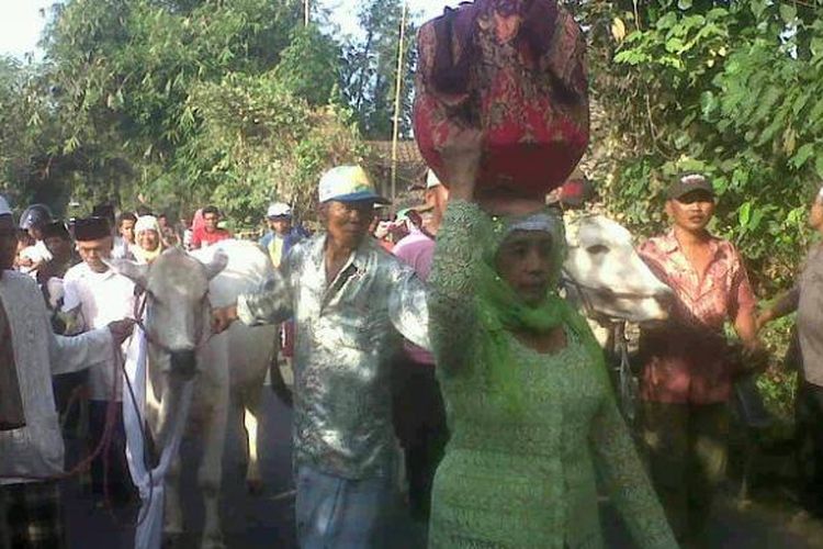 Tradisi Manten Sapi merupakan tradisi menghias hewan kurban menjelang hewan kurban yang digelar di warga Wates Tani Kabupaten Pasuruan Jawa Timur