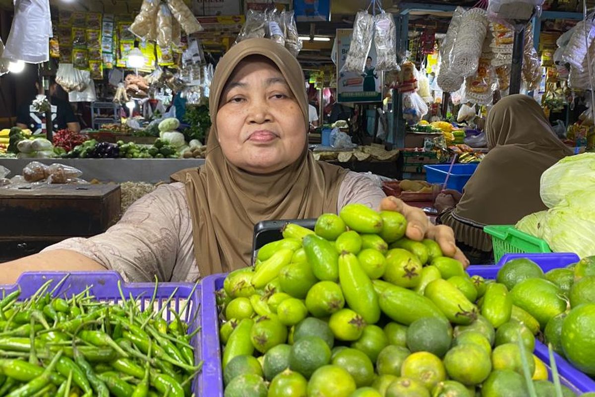 Pedagang Pasar Tomang Barat bernama Sulastri (55) saat ditemui, Kamis (7/12/2023). 