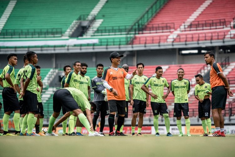 Tim pelatih dan pemain Persebaya Surabaya berlatih di Stadion Gelora Bung Tomo.
