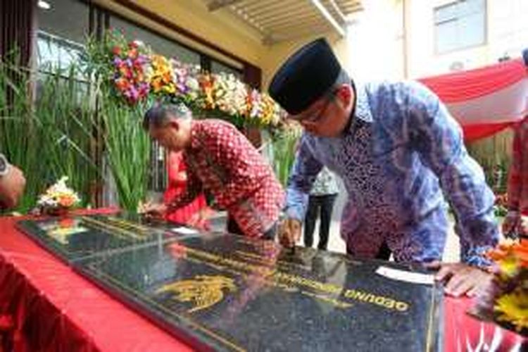 Wali Kota Bandung Ridwan Kamil saat meresmikan gedung pendidikan Bodhi Sinar Terang Bandung dan Cetiya Bodhi Sinar Terang Bandung di Jalan Jenderal Sudirman No. 478-480 Bandung, Minggu (2/10/2016) kemarin.