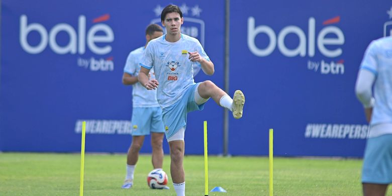 Bek muda naturalisasi Dion Markx yang direkrut Persib Bandung pada jendela transfer Super League 2025-2026, sudah mulai berlatih pada Senin (2/2/2026) di lapangan pendamping Stadion Gelora Bandung Lautan Api (GBLA).  