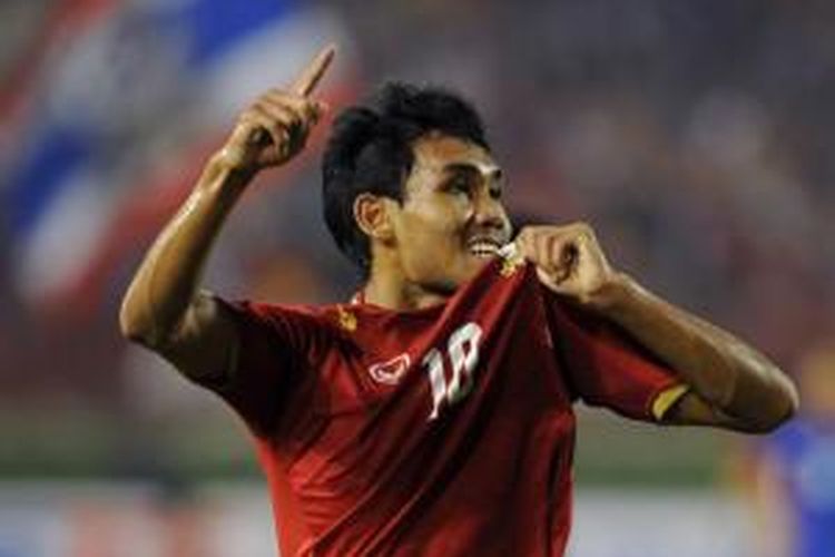 Penyerang tim nasional Thailand, Teerasil Dangda, usai mencetak gol ke gawang Malaysia pada semifinal kedua Piala AFF 2012 yang berlangsung di Stadion Supachalasai, Bangkok, Kamis (13/12/2012)