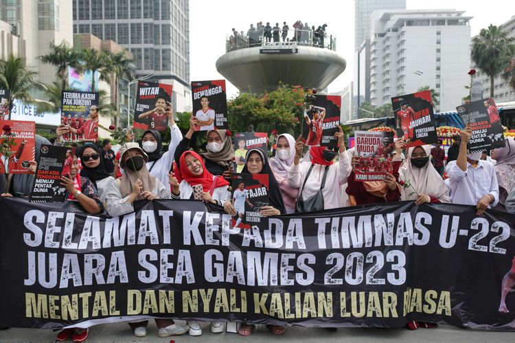 Antusias warga menyambut pawai Timnas Skuad Garuda Muda di Budaran Hotel Indonesia, Jakarta, Jumat (19/5/2023).  Timnas U22 Indonesia berhasil meraih medali emas SEA Games 2023.