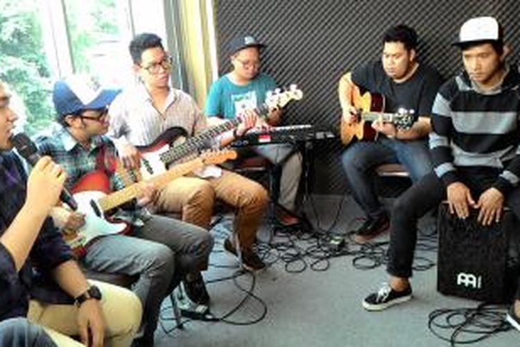 Band pendatang baru Jast5 tampil dalam program bincang-bincang musik K-Akustik yang disiarkan Kompas.com secara langsung melalui jaringan internet (live streaming) dari Studio Sinergi, Jakarta Pusat, Kamis (12/3/2015).