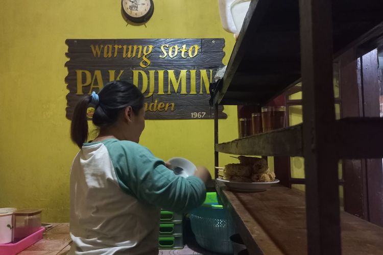 Istri Teguh, pemilik Warung Soto Pak Djimin, saat menyiapkan sajian soto untuk pelanggannya pada Selasa (19/11/2024).