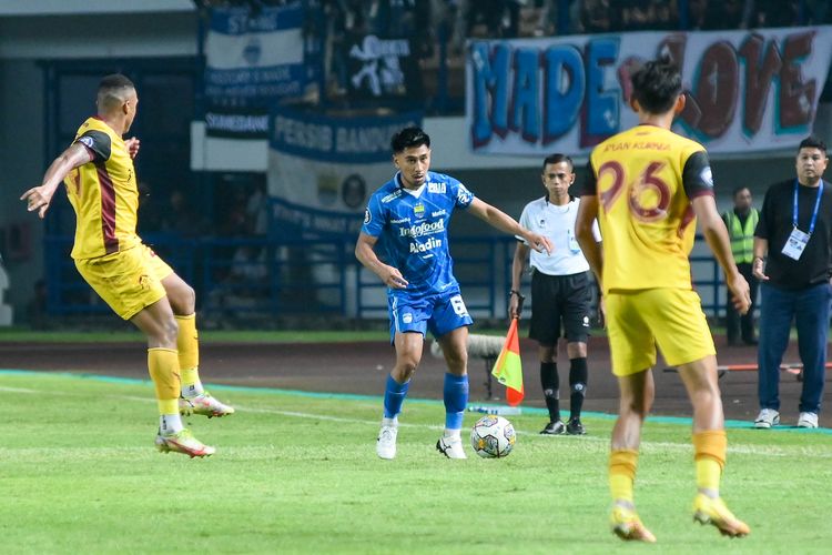 Daisuke Sato bek Persib Bandung tengah menguasai bola di tengah-tengah kepungan pemain Persikabo 1973. Kesalahan di lini pertahanan Persib berupa back pass gagal mengantarkan mereka kepada kekalahan di Stadion Gelora Bandung Lautan Api (GBLA), Sabtu (15/4/2023) dalam laga terakhir Liga 1 2022-2023. 