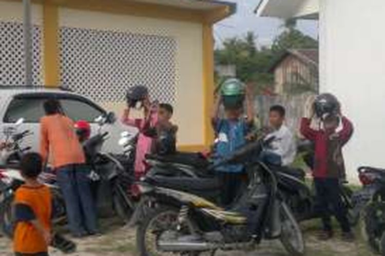 Sholat gerhana matahari (kusuf) warga Muhammadiyah di Kabupaten Nunukan hampir saja batal diaksanakan karena terlalu pagi melakukan pengamatan. Sebagian warga sedang memperhatikan proses berlangsungnya gerhana matahari dengan menggunakan kaca helm. 