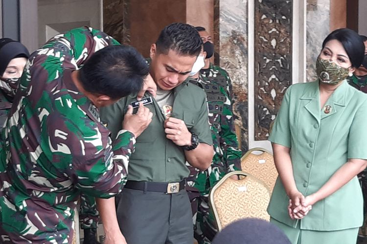 Serda Aprilio Perkasa Manganang menangis ketika menerima keputusan perubahan nama dan jenis kelamin dari Pengadilan Negeri Sangihe.