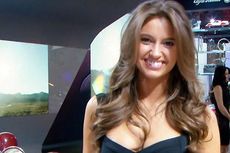 Senyum Menggoda Wanita Cantik di New York Auto Show 2015 [Video]