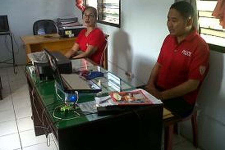 Ibu Rumah Tangga (IRT) ini tengah menjalani pemeriksaan oleh aparat kepolisian di Kabupaten Bone, Sulawesi Selatan terkait aktifitasnya menjual kupon putih. Senin, (24/03/2014).