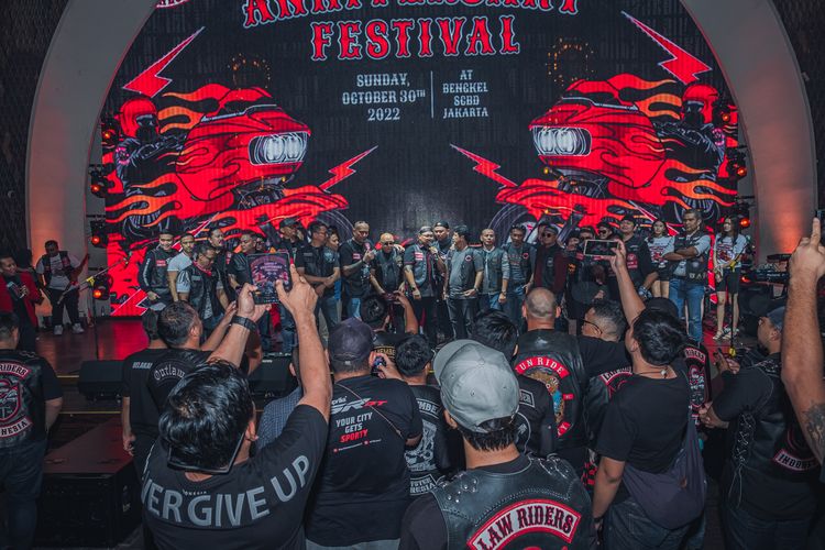 Komunitas Motor Law Riders Indonesia (Lawri) menggelar perayaan ulang tahun pertama bertema festival musik dan pro bono service 