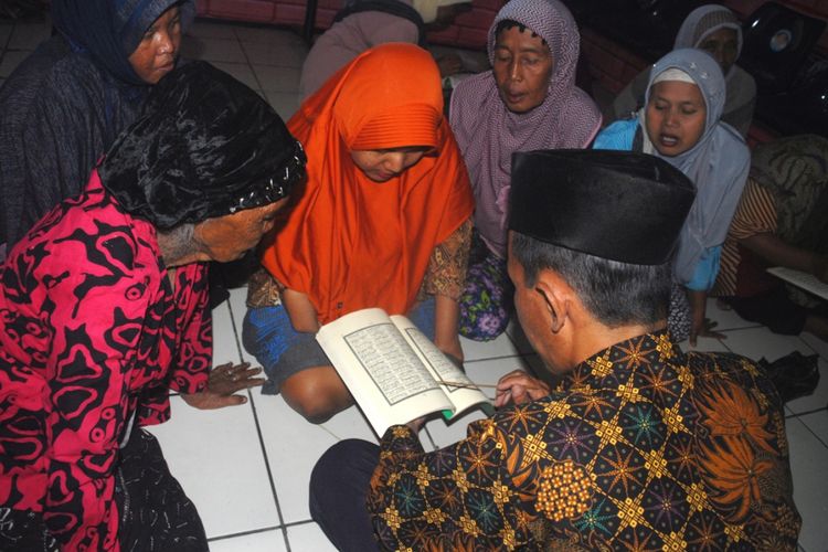 Suasana Taman Bacaan Masyarakat (TBM) Sakila Kerti, Terminal Kota Tegal, Jawa Tengah, Jumat (17/8/2018). Di taman baca ini, warga terminal juga diajak untuk mendalami Al Quran.