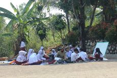 SDN Pancawangi Cianjur Ambruk, Siswa Belajar di Luar Beralas Terpal, Berharap Ada Bantuan Tenda 