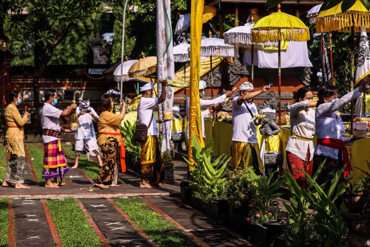 Umat Hindu bersembahyang saat Hari Raya Galungan di Pura Aditya Jaya, Rawamangun, Jakarta Timur, Rabu (14/4/2021). Hari raya Galungan merupakan Hari Raya Suci Agama Hindu yang jatuh setiap 6 bulan sekali, persembahyangan hari raya galungan disalah satu pura terbesar di Jakarta ini tetap berjalan dengan khidmat dengan protokol kesehatan yang ketat.