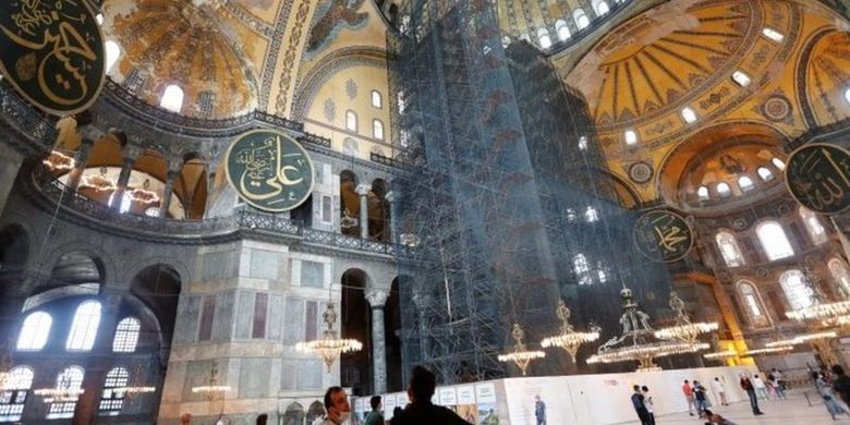 Hagia Sophia Grand Mosque is one of the famous tourist destinations in Istanbul, Turkey. 