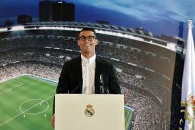 Cristiano Ronaldo berbicara setelah penandatanganan kontrak anyar bersama Real Madrid, Senin (7/11/2016).