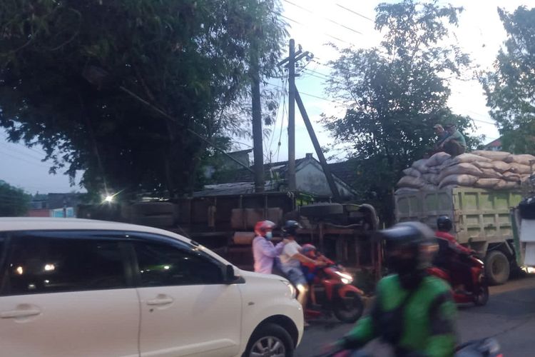 Truk dengan nomor polisi S 9816 UF yang disopiri oleh Mochammad Toha (57), sempat oleng dan kemudian terguling di Jalan Raya Desa Sekarkurung, Kecamatan Kebomas, Gresik, Jawa Timur, Rabu (9/11/2022).