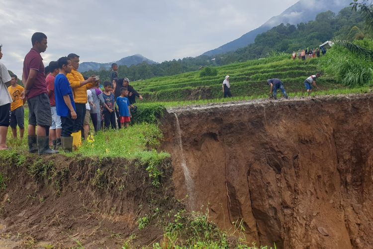 Kronologi Sinkhole di Limapuluh Kota, Jalan Ambles 8 Meter dalam Hitungan Menit
