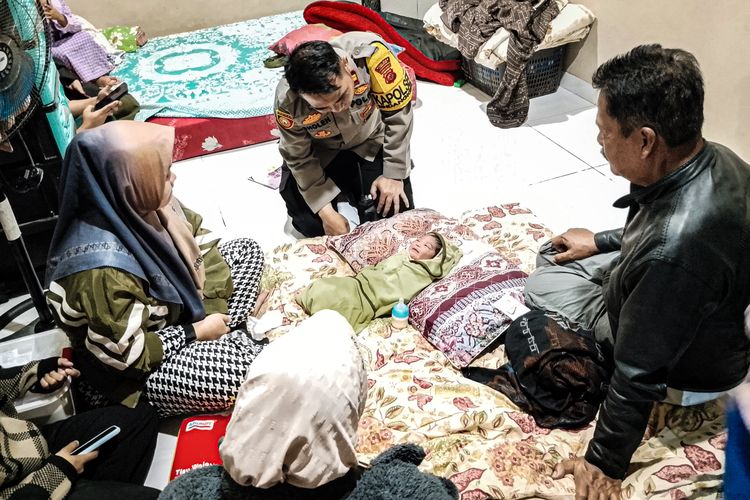 Seorang bayi perempuan ditemukan warga tak berdaya di depan pintu sebuah rumah di Kampung Citalem, Desa Citalem, Kecamatan Cipongkor, Kabupaten Bandung Barat (KBB), Jawa Barat, Selasa (8/7/2025) malam.
