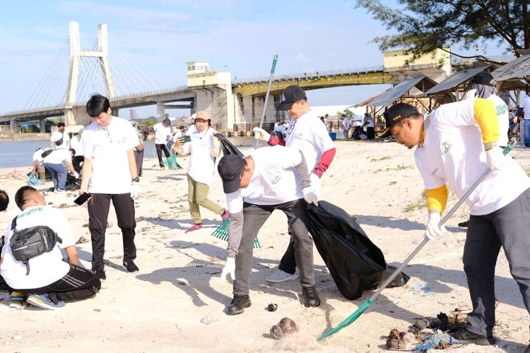 Aksi bersih Pantai Koala di Bangka, Kepulauan Bangka Belitung, Sabtu (10/6/2023).