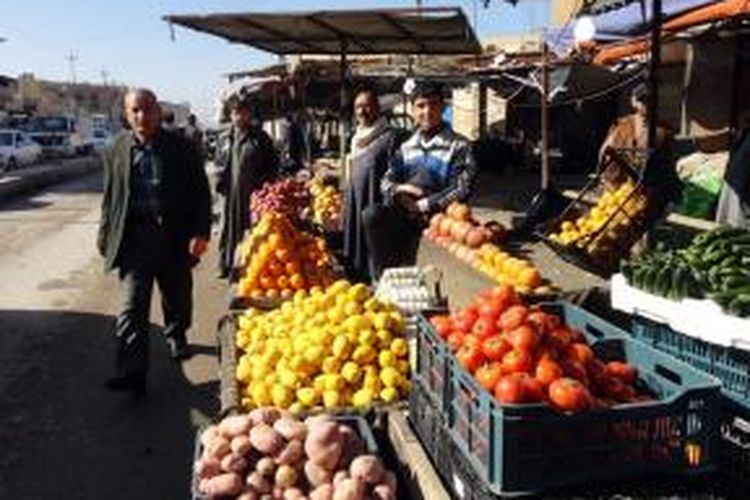 Meski belum sepenuhnya aman, kehidupan mulai kembali di kota Fallujah, Irak. Sejumlah pedagang sudah mulai kembali menggelar dagangannya di salah satu sudut kota.