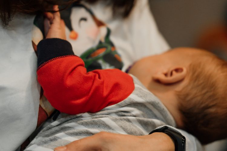 Ilustrasi ibu menyusui bayi. Perawat sarankan penggunaan cup feeder atau sendok, bukan dot, untuk pemberian ASI agar bayi tidak mengalami bingung puting dan tetap bisa menyusu langsung dari ibu.