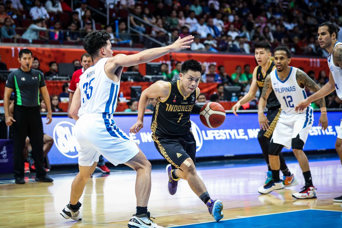 Pebasket Indonesia Andakara Prastawa Dhyaksa beraksi saat melawan pebasket Filipina dalam pertandingan babak semifinal Bola Basket Putra SEA Games 2019 di SM Mall of Asia Arena, Manila, Filipina, Senin (9/12/2019). Timnas bola basket putra Indonesia gagal melaju ke babak final setelah kalah 70-97 dari tuan rumah Filipina.