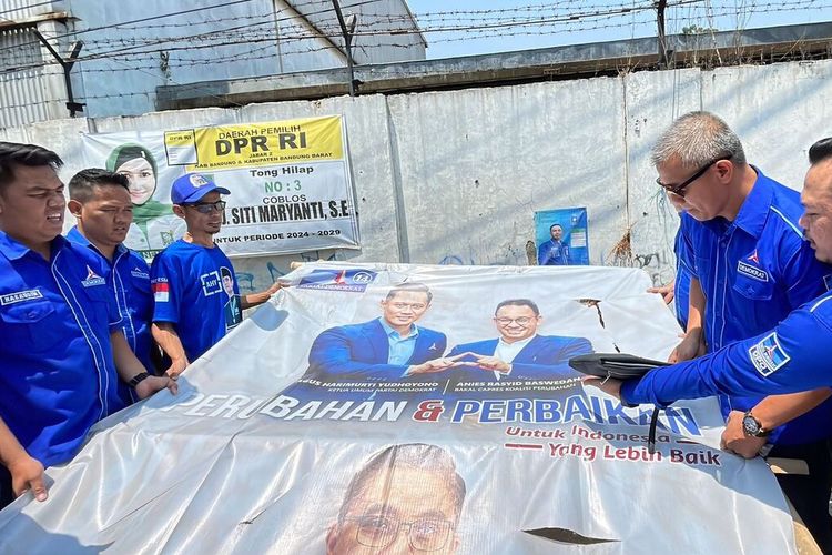 Sejumlah kader Partai Demokrat Kabupaten Bandung, Jawa Barat menurunkan baliho, banner, spanduk, dan billboard bergambar Anies Baswedan di beberapa titik di Kabupaten Bandung, Sabtu (2/9/2023).