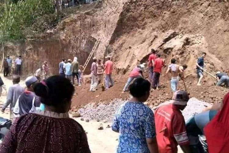 Suasana evakuasi dua pekerja bangunan yang tewas terkubur material tanah longsor di Dukuh Keben, Desa Soco, Kecamatan Dawe, Kabupaten Kudus, Jawa Tengah, Senin (12/10/2020).