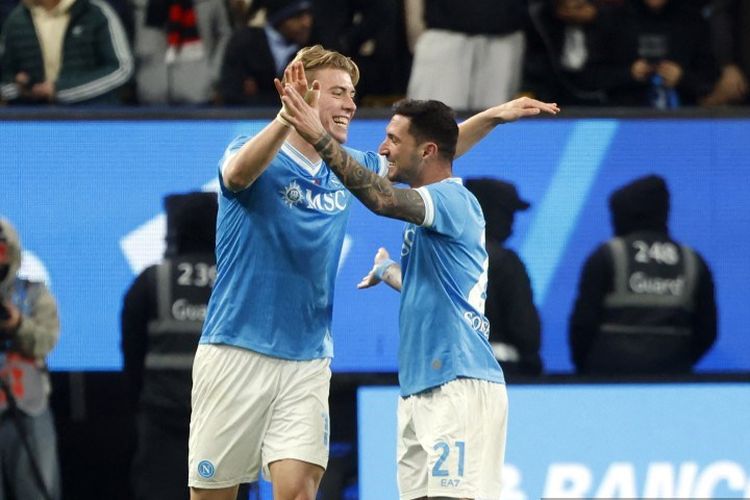 Rasmus Hojlund (kiri) merayakan gol dengan rekan satu timnya Matteo Politano dalam pertandingan semifinal Piala Super Italia antara SCC Napoli dan AC Milan di Stadion Universitas King Saud di Riyadh pada 18 Desember 2025. (Foto oleh Fayez Nureldine / AFP)