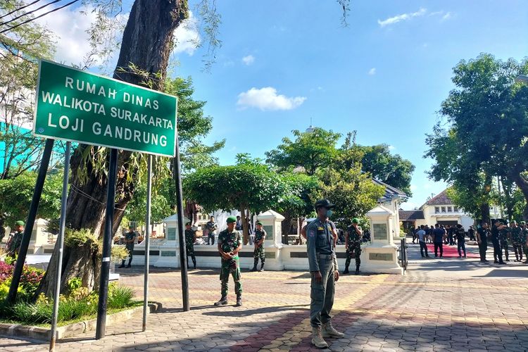 Suasana Rumah Dinas Wali Kota Solo, Loji Gandrung, Jalan Slamet Riyadi, mulai dipersiapkan untuk acara adat Ngunduh Mantu Pernikahan Kaesang Pangarep dengan Erina Gudono, Sabtu (10/12/2022)