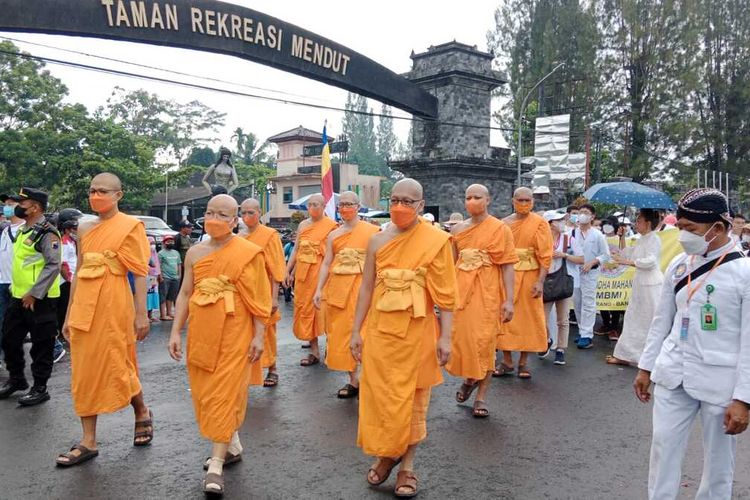 Umat Buddha lakukan prosesi kirab dari Candi Mendut ke Candi Borobudur Kabupaten Magelang, Jawa Tengah, dalam rangka Tri Suci Waisak, Senin (16/5/2022).