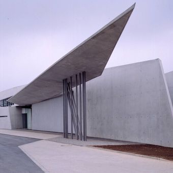Dalam merancang gedung ini, Zaha Hadid menekankan pada kesederhanaan dalam setiap aspeknya.