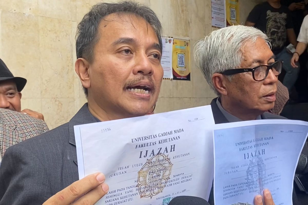 Roy Suryo bandingkan ijazah Jokowi versi Polda Metro Jaya dan Bareskrim Polri kepada wartawan di Mapolda Metro Jaya, Senin (22/12/2025).