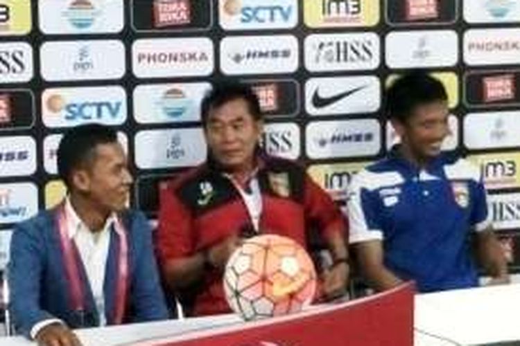 Pelatih Mitra Kukar Subangkit (tengah), dalam sesi jumpa pers selepas pertandingan, Rabu (27/7/2016).