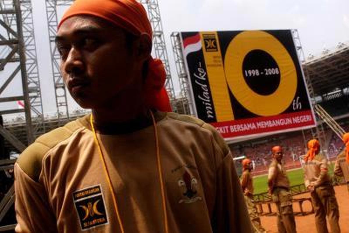 Anggota Pandu Keadilan Partai Keadilan Sejahtera melakukan penjagan di Gelora Bung Karno, Jakarta, Minggu (4/5). Partai Keadilan Sejahtera menggelar acara Milad ke-10 yang diikuti oleh ribuan kadernya. Kristianto Purnomo (KP) 04-05-2008