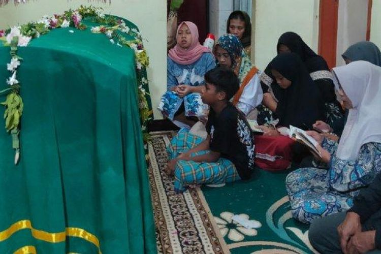 Jenazah Andi Setiawan, korban ke-133 dalan tragedi Kanjuruhan, disemayamkan di rumah duka di Jalan Kolonel Sugiono III C, Kelurahan Mergosono, Kecamatan Kedungkandang, Kota Malang, Jawa Timur. Andi meninggal pada Selasa (18/10/2022) usai 17 hari menjalani perawatan.