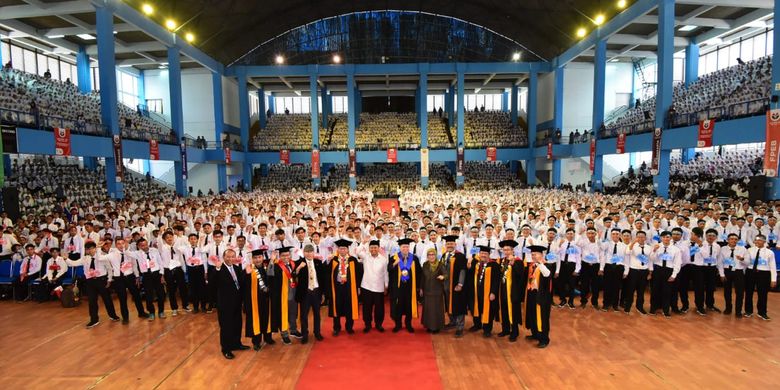 Wakil Gubernur Jawa Barat Uu Ruzhanul Ulum memberikan kuliah umum bertema Pembangunan Manusia Unggul Jawa Barat dalam agenda Masa Orientasi Kampus dan Kuliah Umum (Mokaku) Universitas Pendidikan Indonesia (UPI) di Gedung Gymnasium Kampus UPI Kota Bandung, Selasa (27/8/19).
Attachments area
