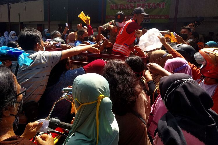 Ratusan warga berjubel berebut menukarkan kupon pembelian minyak goreng selama operasi pasar di Pasar Pon, Kota Blitar, Rabu (23/2/2022)